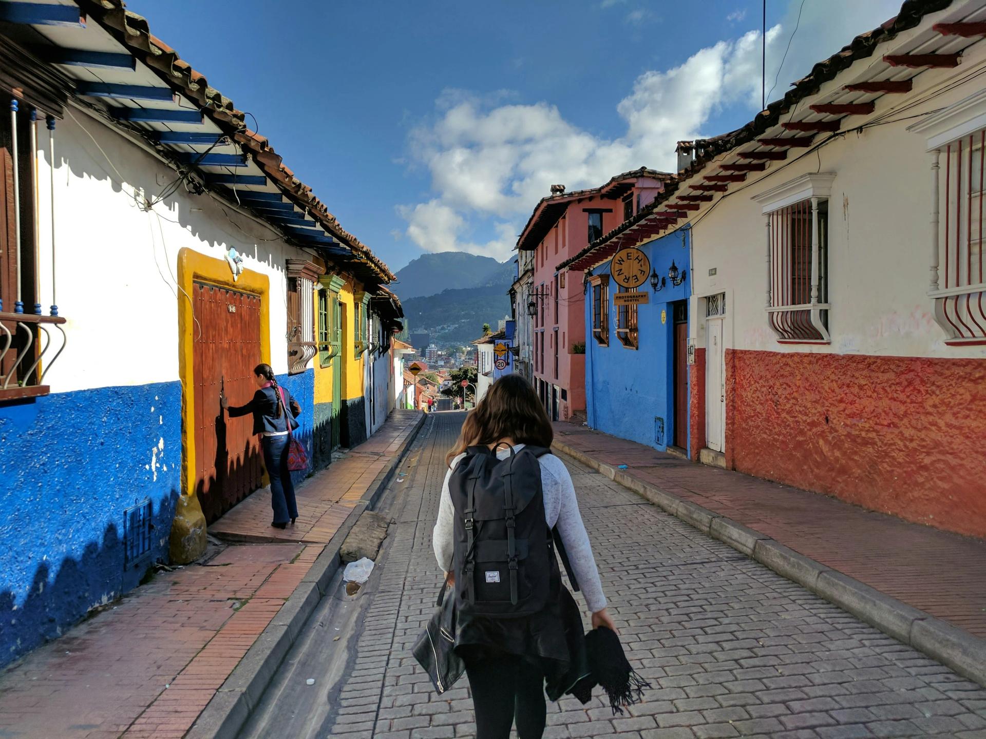 mujer caminando en el barrio La Candelaria en la ciudad de Bogotá